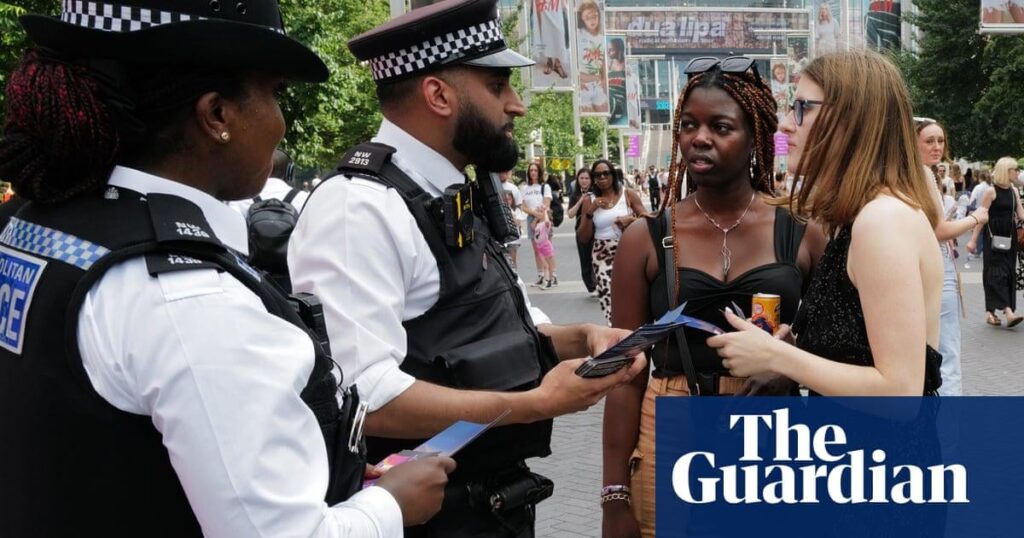 Die meisten Frauen in England und Wales haben im vergangenen Jahr ein missbräuchliches männliches Verhalten gesehen Die meisten Frauen in England und Wales haben im vergangenen Jahr ein missbräuchliches männliches Verhalten gesehen