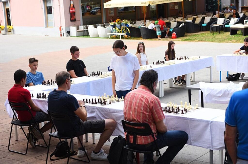Memorial Izidor Gross: Junge Ukrainisch von KSK Karlovac Polina Mykhailets in Simultanks auf Promenaden gegen 20 Schachspiele mit 15,5: 4,5