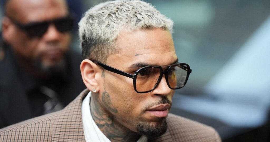 Chris Brown plädiert nicht für alle Gebühren nach Nachtclub -Flaschenangriff schuldig