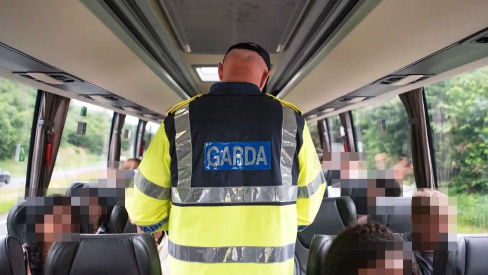 Großbritannien Asylbewerber erwischten in Irland, um doppelte Vorteile zu betreten
