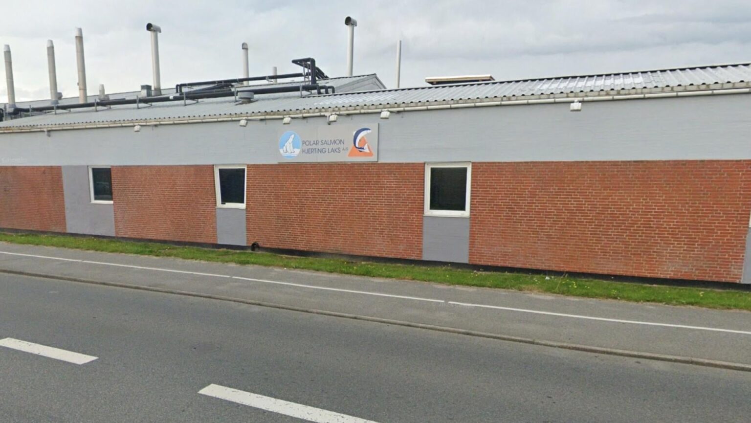 Nach dem Tod und der Feststellung gefährlicher Bakterien: Skandalöse Fischfabrik erhält Produktionsverbotschaft [Fiskefabrikken Polar Salmon Hjerting Laks]