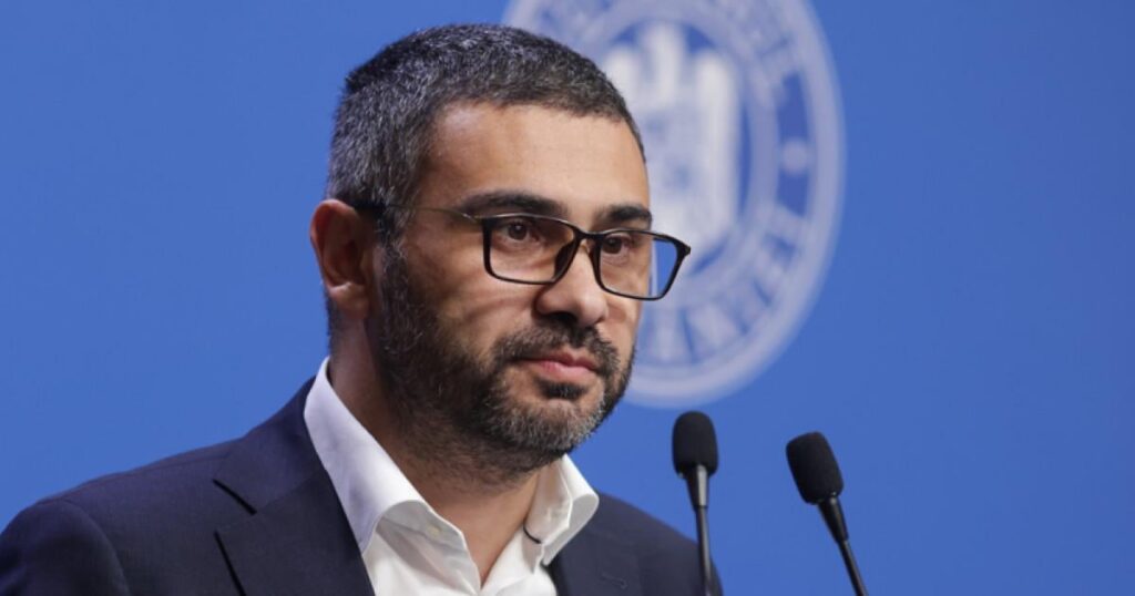 Der Arbeitsminister sagt, er sei mit den Mitarbeitern des Ministeriums zufrieden und sie würden ihre Gehälter erhöhen. „ Der Arbeitsminister sagt, er sei mit den Mitarbeitern des Ministeriums zufrieden und sie würden ihre Gehälter erhöhen. "