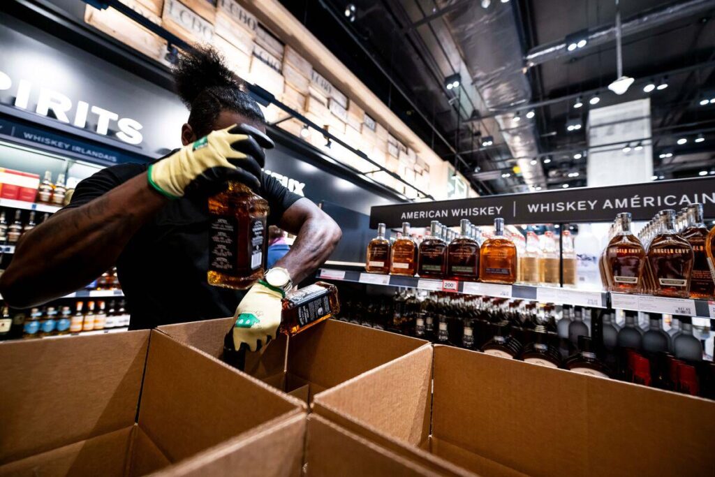 US -Alkoholverkauf stürzt in Kanada inmitten von Tarifspucke, der den gesamten Markt verletzt