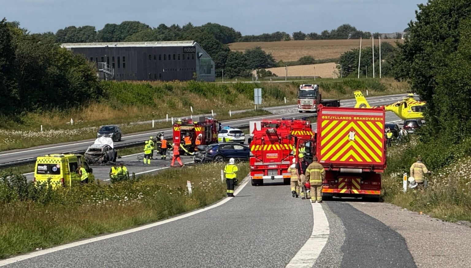Das Motorrad brach durch das Autofenster - das Auto brach aus