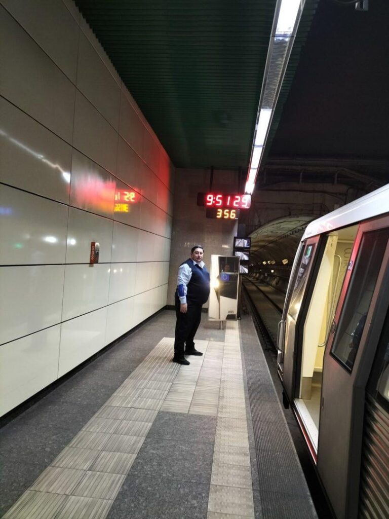Wer erhält U -Bahn -Erhöhung: Direktoren und Übersetzer, die im 9. Stock arbeiten. Plus Fahrer