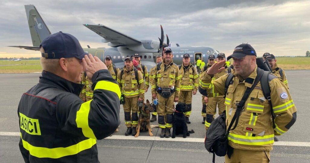 Die tschechischen Feuerwehrleute des USAR -Teams werden bei der Suche nach Überschwemmungen in Texas helfen. Als einziges ausländisches Team
