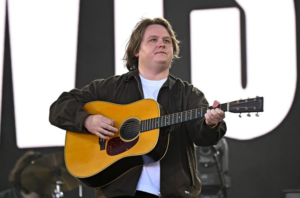 Lewis Capaldi spendet 734.000 Stunden kostenlose Therapie an Bedürftige: "Dies ist meine Art, etwas zurückzugeben."