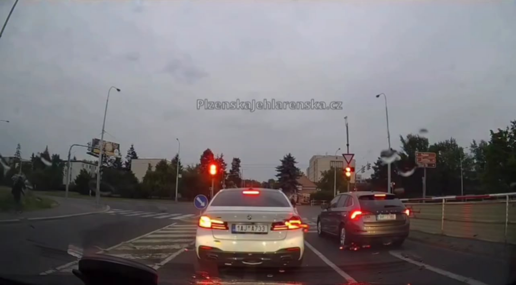 Ein Krankenwagenunfall in Hostivař, Prag, der den Patienten trug. Der Unfall ereignete sich am 15.6.