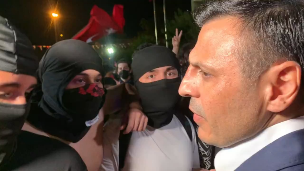 Einige junge Leute, die an der Aktion teilnahmen, reagierten auf den Provinzvorsitzenden des CHP Istanbul. - "Wo sind diese Abgeordneten? Özgür -Präsident ruft uns hierher, wir essen Pfefferspray mit keinem von uns."