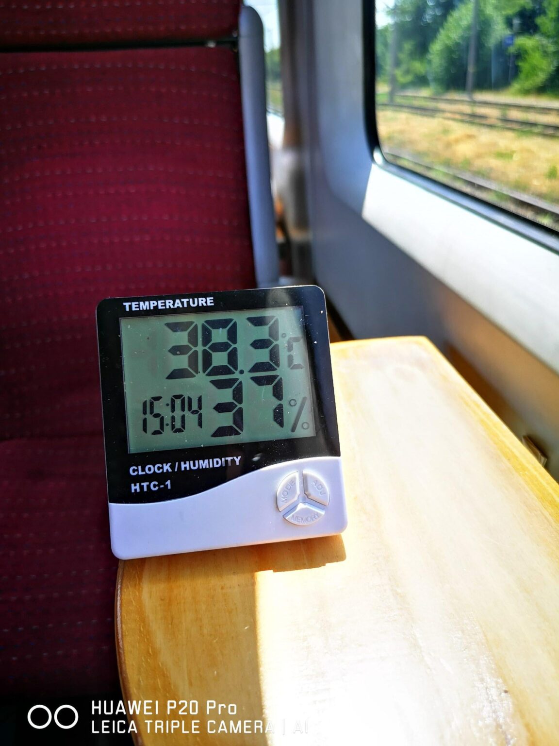 Rumänen und Ausländer, im Zug vom Flughafen mit 38 Grad gekocht, was eine Stunde für 20 km leistete