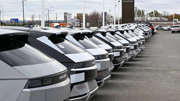 Autohersteller wollen, dass Kanada sein EV -Verkaufsmandat verschrottet. Was würde das mit Emissionen tun?