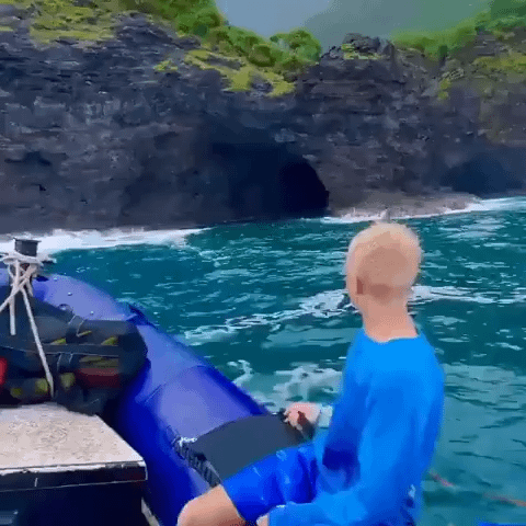 Waiahuakua ist die zweitlängste Meereshöhle der Welt mit einem Wasserfall, der durch sie fließt