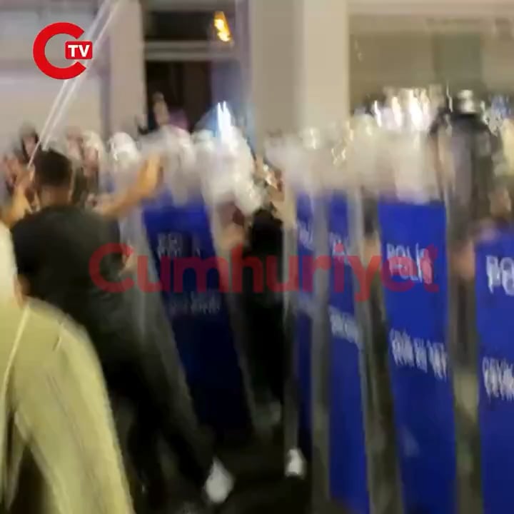 Polizei, als kein Student vor ihm war.
