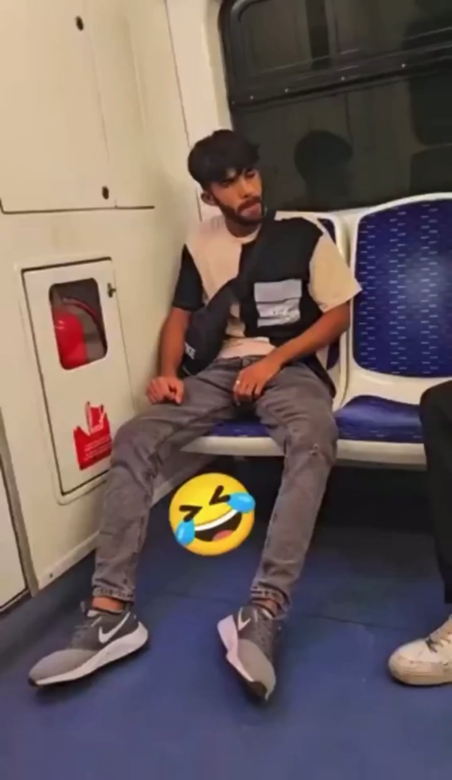 Eine Person in der Izmir -U -Bahn löste die Feuerröhre und drückte seinen Freund.