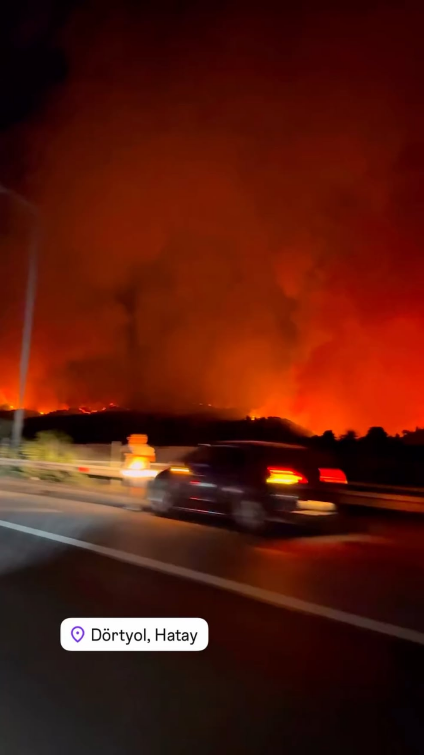 Hatay Dörtyol Cayır Cayır brennt immer noch, und die Flammen bewegen sich in Richtung Stadtzentrum.