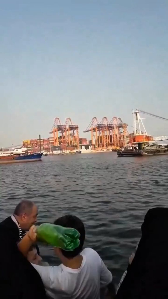 Die in Mersin versammelten Menschenmengen werfen weiterhin Plastikflaschen ins Meer, mit der Idee, dass „Gaza erreichen“. Trotz aller Warnungen geben sie dieses Verhalten nicht auf und verschmutzen das Meer auf irreversible Weise. Darüber hinaus nimmt die Zahl der Menschen, die Flaschen ins Meer werfen, jeden Tag zu.