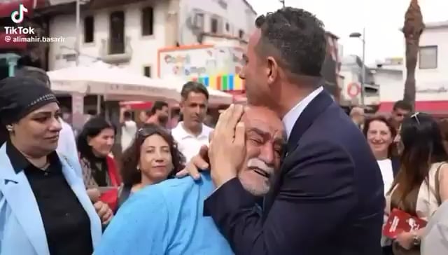 Ein Bürger umarmte Ali Mahir Başarır und weinte: