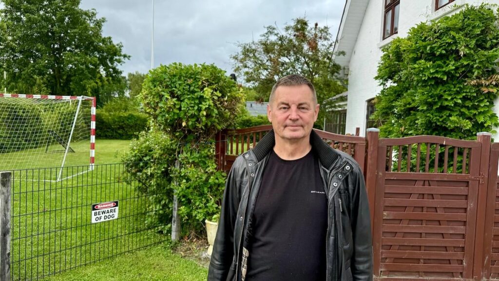 Die Nachbarn haben sich bei der Wiedereröffnung der dänischen Munitionsfabrik zusammengetan: Vorerst haben 20 Bürger in Elling zusammengearbeitet, um die Munitionsfabrik am Wiedereröffnen zu verhindern. Die Nachbarn haben sich bei der Wiedereröffnung der dänischen Munitionsfabrik zusammengetan: Vorerst haben 20 Bürger in Elling zusammengearbeitet, um die Munitionsfabrik am Wiedereröffnen zu verhindern.