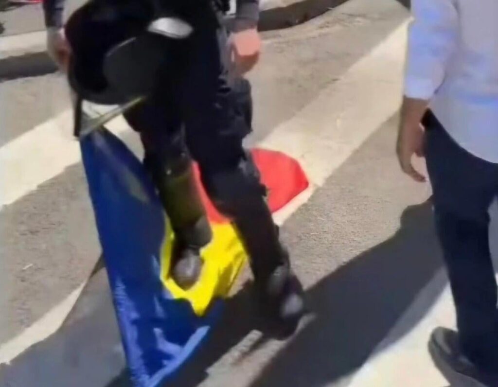 Gendarmerie: Gefälschtes Foto versucht, den Eindruck zu erwecken, dass eine Gendarmerie auf der Flagge Rumäniens steht / In Wirklichkeit hat die Gendarmerie die Flagge auf der Verschwörung auf dem Boden / ACTIVENEWS, Artikel zugeschrieben, der dem akademischen Eugen Mihăescu zugeschrieben wurde Gendarmerie: Gefälschtes Foto versucht, den Eindruck zu erwecken, dass eine Gendarmerie auf der Flagge Rumäniens steht / In Wirklichkeit hat die Gendarmerie die Flagge auf der Verschwörung auf dem Boden / ACTIVENEWS, Artikel zugeschrieben, der dem akademischen Eugen Mihăescu zugeschrieben wurde