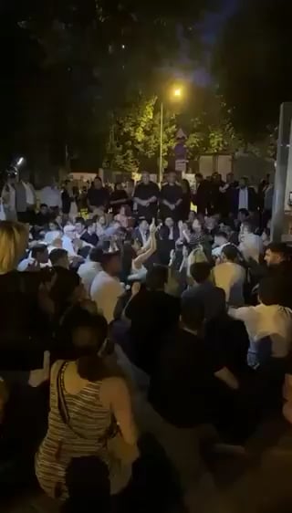 Vor der Vatan -Polizeibehörde wird Sitzmaßnahmen ergriffen, wo die Politiker und der Journalist Timur Sojakan festgenommen wurden.
