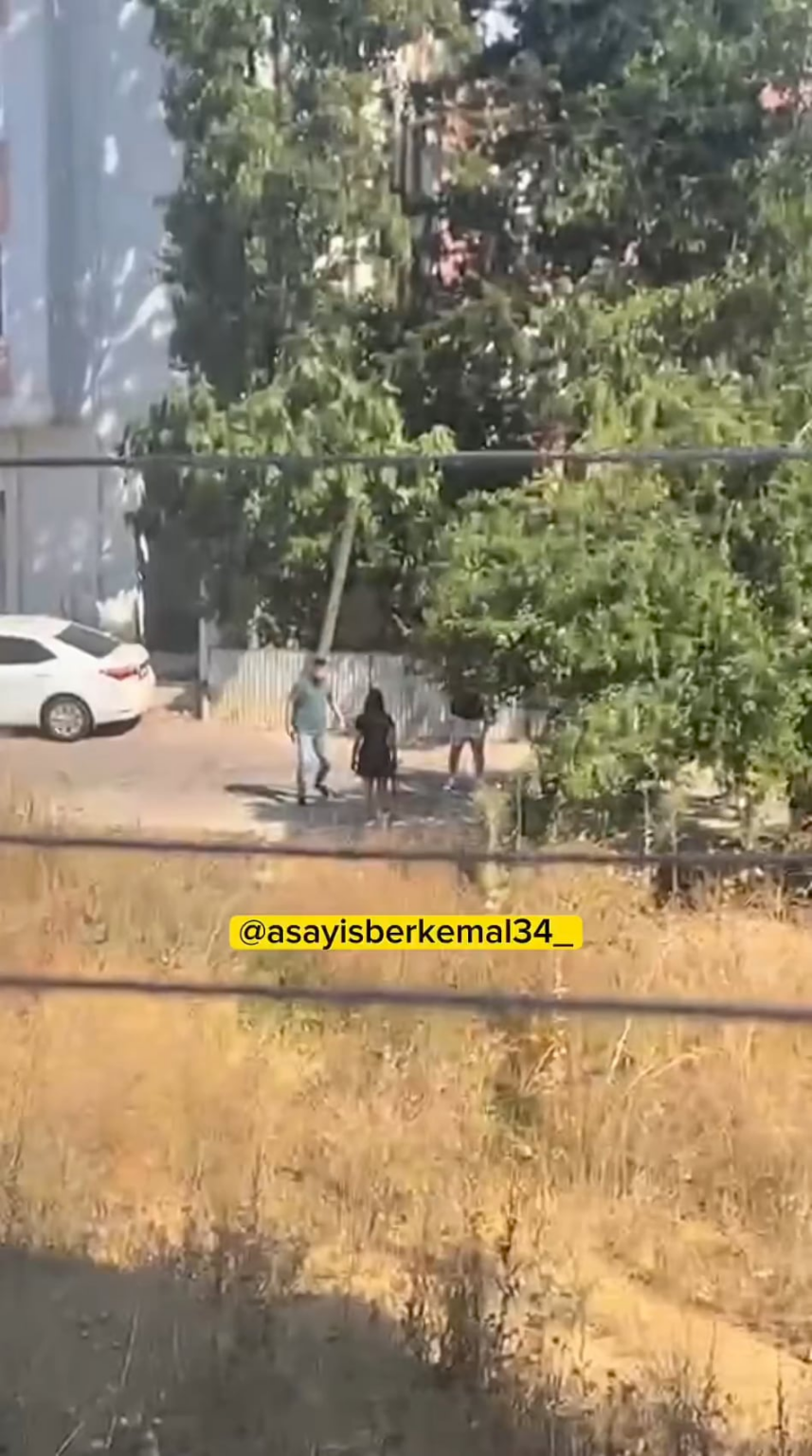 Laut einer Behauptung in Istanbul Umraniye wollte eine Person, die ihn mit einer Waffe am Kopf der Frau lassen wollte, treten und geschlagen.
