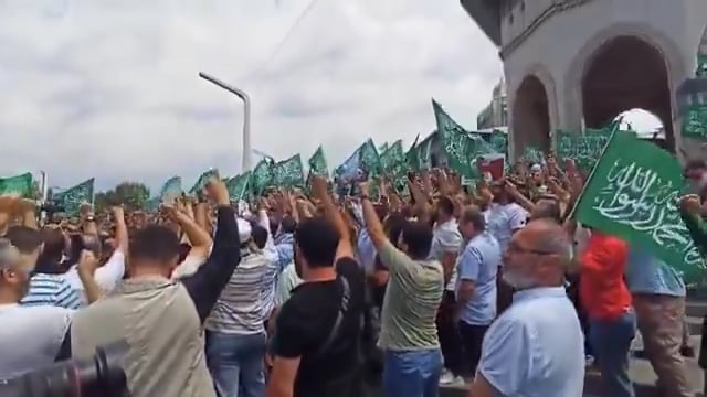 Vor der Taksim -Moschee 15:25 - Shari'atisten bringen einen Takbir mit Flaggen.