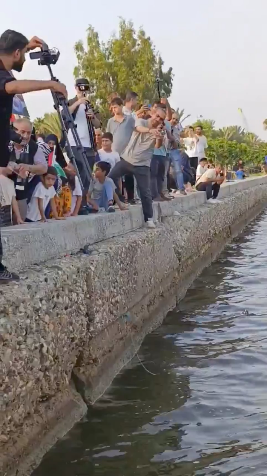 Plastik-/Glasflaschen und Lebensmittel wurden für Menschen in Gaza in Mersin ins Meer geworfen.