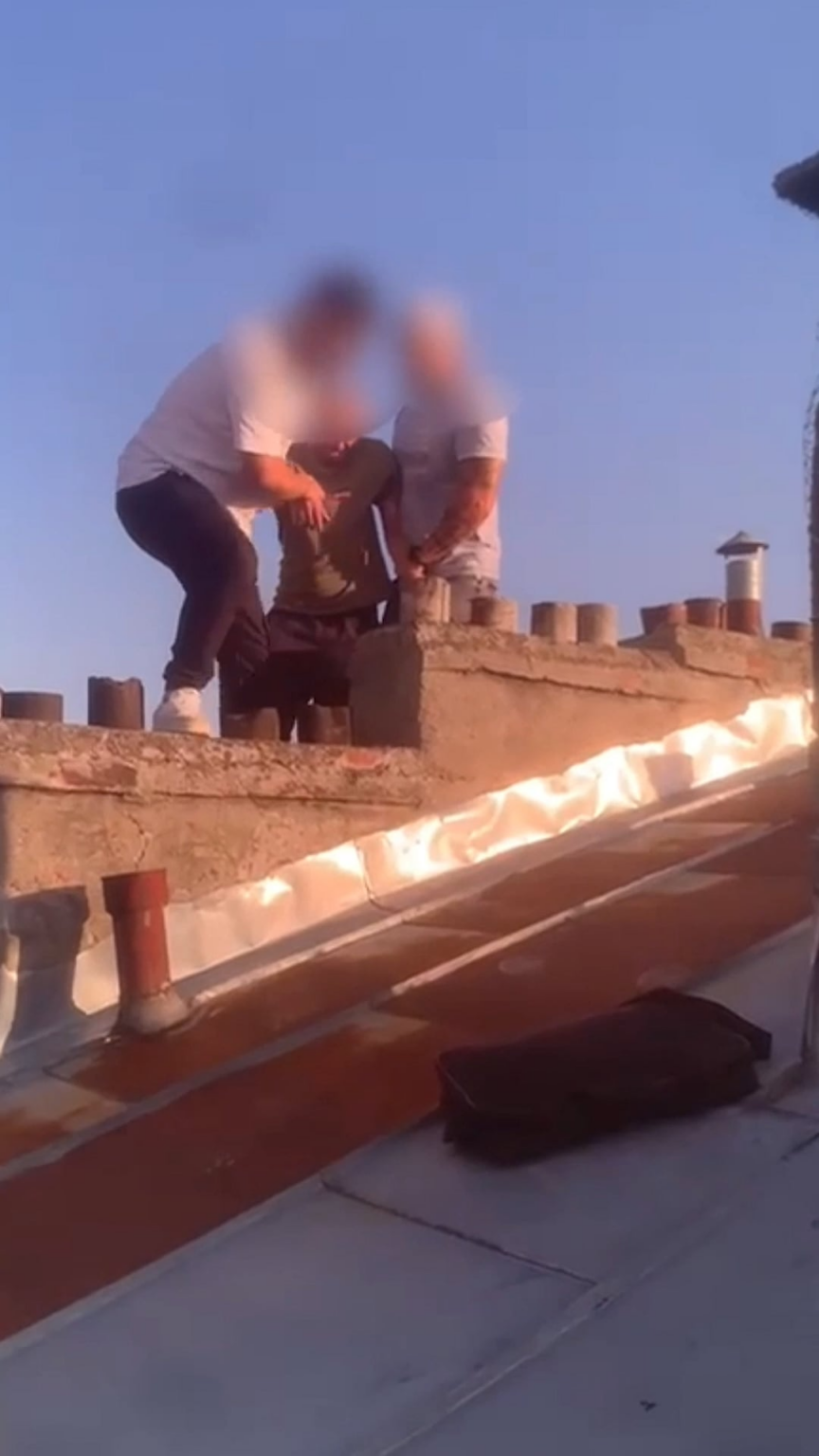 Felix Roncea, wegen Vergewaltigung zu 8 Jahren Gefängnis verurteilt und wurde verfolgt, auf dem Dach eines Gebäudes in Sektor 2 gefangen / hatte eine Beziehung zu einem Mädchen, während sie minderjährig war, und unter den Treffen vergewaltigte er sie Felix Roncea, wegen Vergewaltigung zu 8 Jahren Gefängnis verurteilt und wurde verfolgt, auf dem Dach eines Gebäudes in Sektor 2 gefangen / hatte eine Beziehung zu einem Mädchen, während sie minderjährig war, und unter den Treffen vergewaltigte er sie