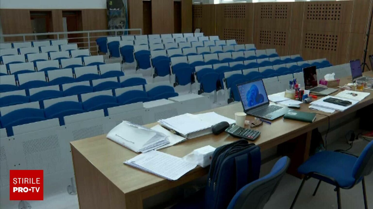 Lehrer aus IAI, der beschuldigt wurde, das mobile Signal bei einer Prüfung zu blockieren. „Eine Tüte Geschenke, aus denen mehrere Antennen herauskamen“ Lehrer aus IAI, der beschuldigt wurde, das mobile Signal bei einer Prüfung zu blockieren. "Eine Tüte Geschenke, aus denen mehrere Antennen herauskamen"