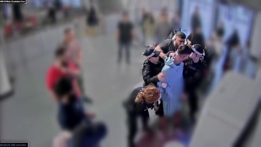 Der Polizist verweigert "rechtswidrige Gewalt" am Flughafen Manchester