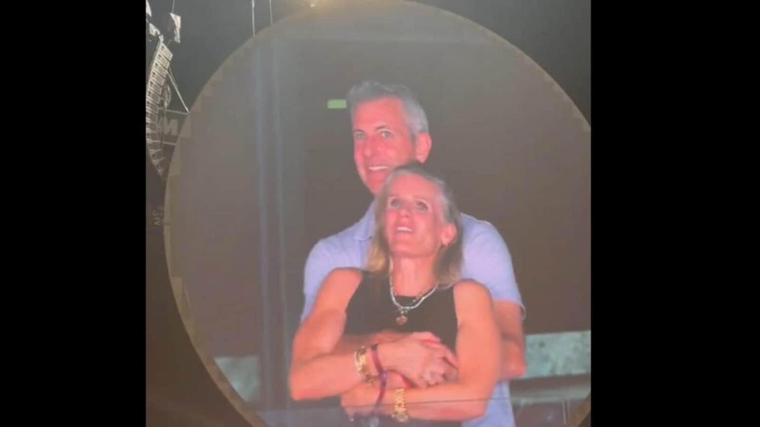 Chris Martin von Coldplay ist versehentlich die angebliche Affäre des CEO mit seinem HR Mid-Concert: Watch: Watch