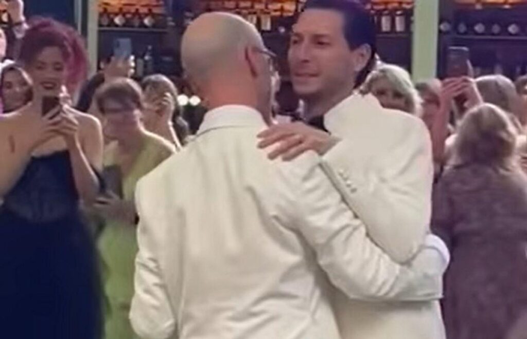 Die erste schwule öffentliche Hochzeit in Rumänien fand in Cluj statt. Hunderte von Gästen nahmen teil, und das Dekor und das Tanzen des Bräutigams überraschten sie alle Die erste schwule öffentliche Hochzeit in Rumänien fand in Cluj statt. Hunderte von Gästen nahmen teil, und das Dekor und das Tanzen des Bräutigams überraschten sie alle