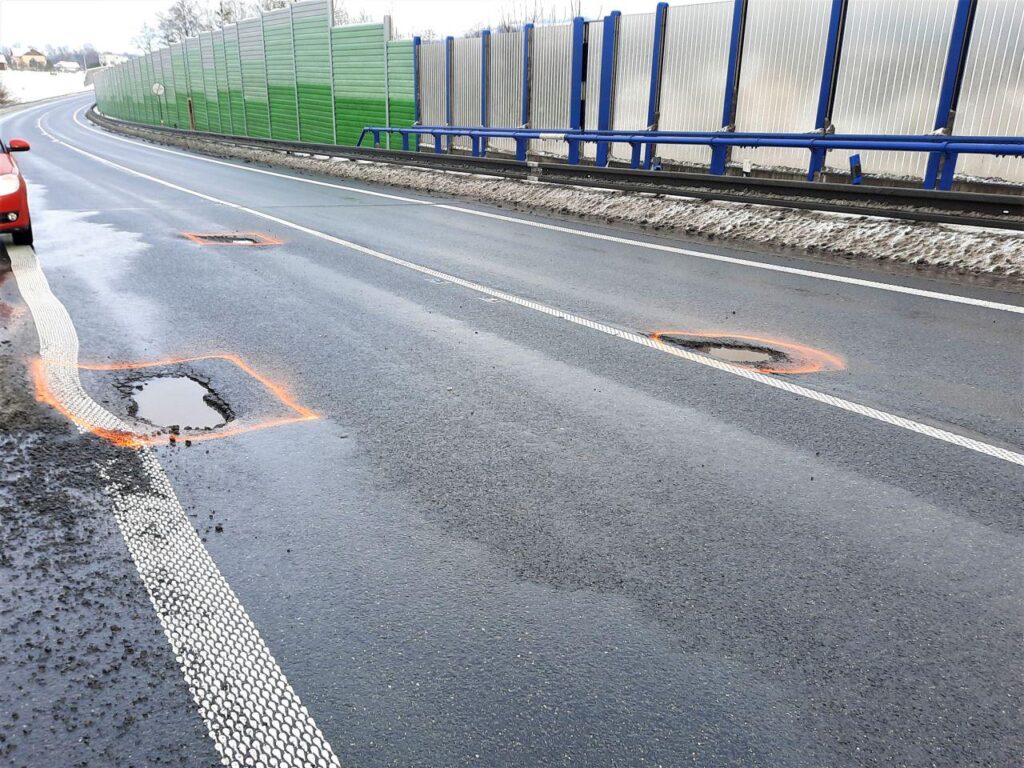 "Sie haben Rabatte für Rentner, nicht auf den Straßen." Die Regionen erhalten nicht die fehlenden Milliarden für Reparaturen des Staates, Kupka verlor seine Geduld mit der Streuung der Babiš -Regionen vor der Wahl.