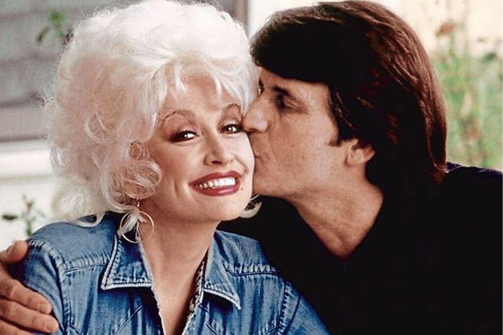 Dolly Parton enthüllt, dass sie neue Musik "nach dem Tod ihres Mannes in die Warteschleife bringt:" Ich werde sie nicht beenden ".