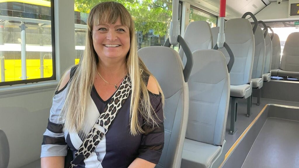 Bis heute kann Rebecca den Bus völlig frei nehmen - und sie hofft, dass er "mit Menschen" gefüllt wird "wird