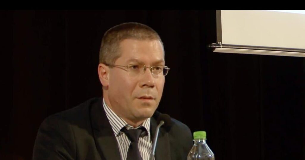 Dacian Cosmin Dragoș, benannt von der NICUșor Dan Richter am Verfassungsgericht. Professor Cluj vertrat Rumänien in der Akte über Roşia Montană Dacian Cosmin Dragoș, benannt von der NICUșor Dan Richter am Verfassungsgericht. Professor Cluj vertrat Rumänien in der Akte über Roşia Montană