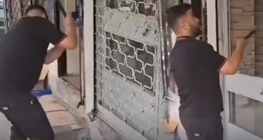 Eine Person in Bağcılar, die gestohlene 100.000 Pfund Telefonsignal, stammte von einem Telefongeschäft, als er erfuhr, dass er zu MAD zurückkehrte Eine Person in Bağcılar, die gestohlene 100.000 Pfund Telefonsignal, stammte von einem Telefongeschäft, als er erfuhr, dass er zu MAD zurückkehrte