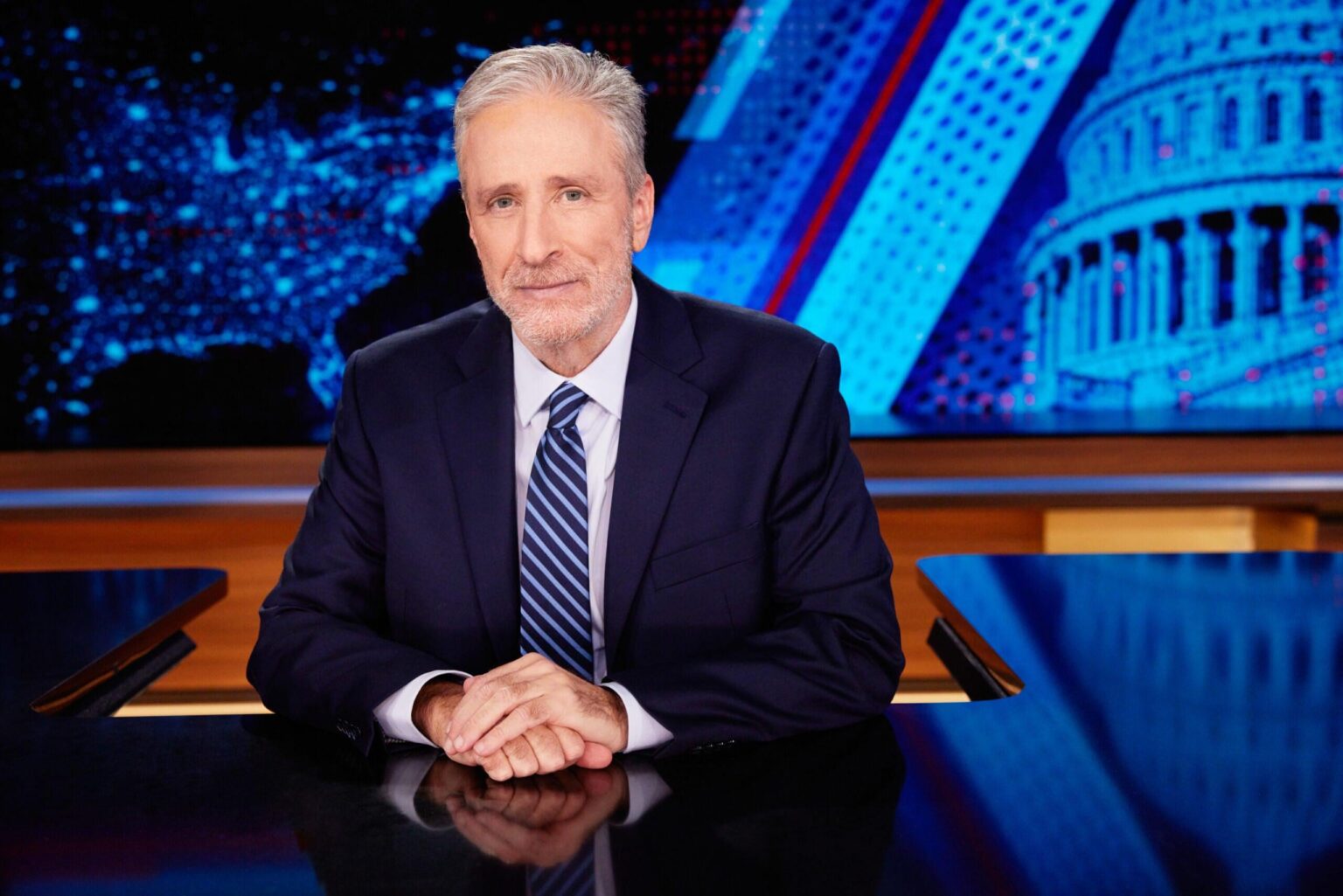Jon Stewart zu Unternehmen, die Trump das Knie biegen: "Warum sollte jemand Sie beobachten?"