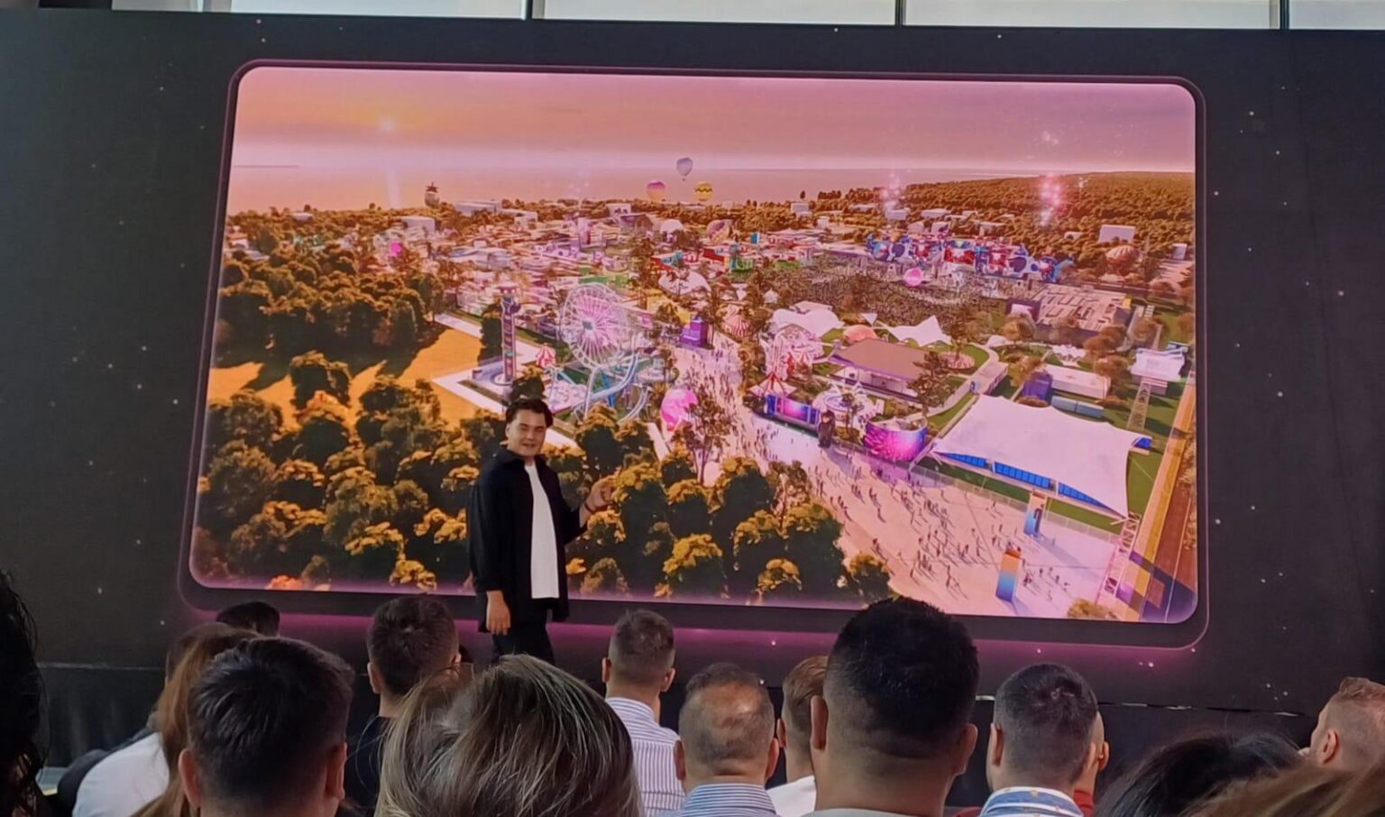 Live -Video -Vlogger kündigt Selly eine Investition von 50 Millionen Euro in Costinesti an. Nibiru wird Mall, Vergnügungspark, Event -ähnlicher Nachtclub der Welt umfassen