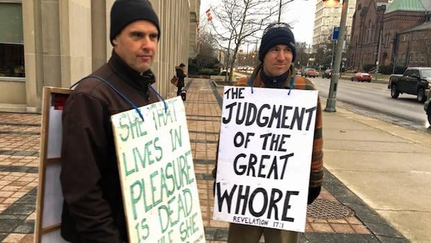 Umstrittene sogenannte Straßenprediger, die wegen Hassverbrechen in British Columbia angeklagt sind | CBC News