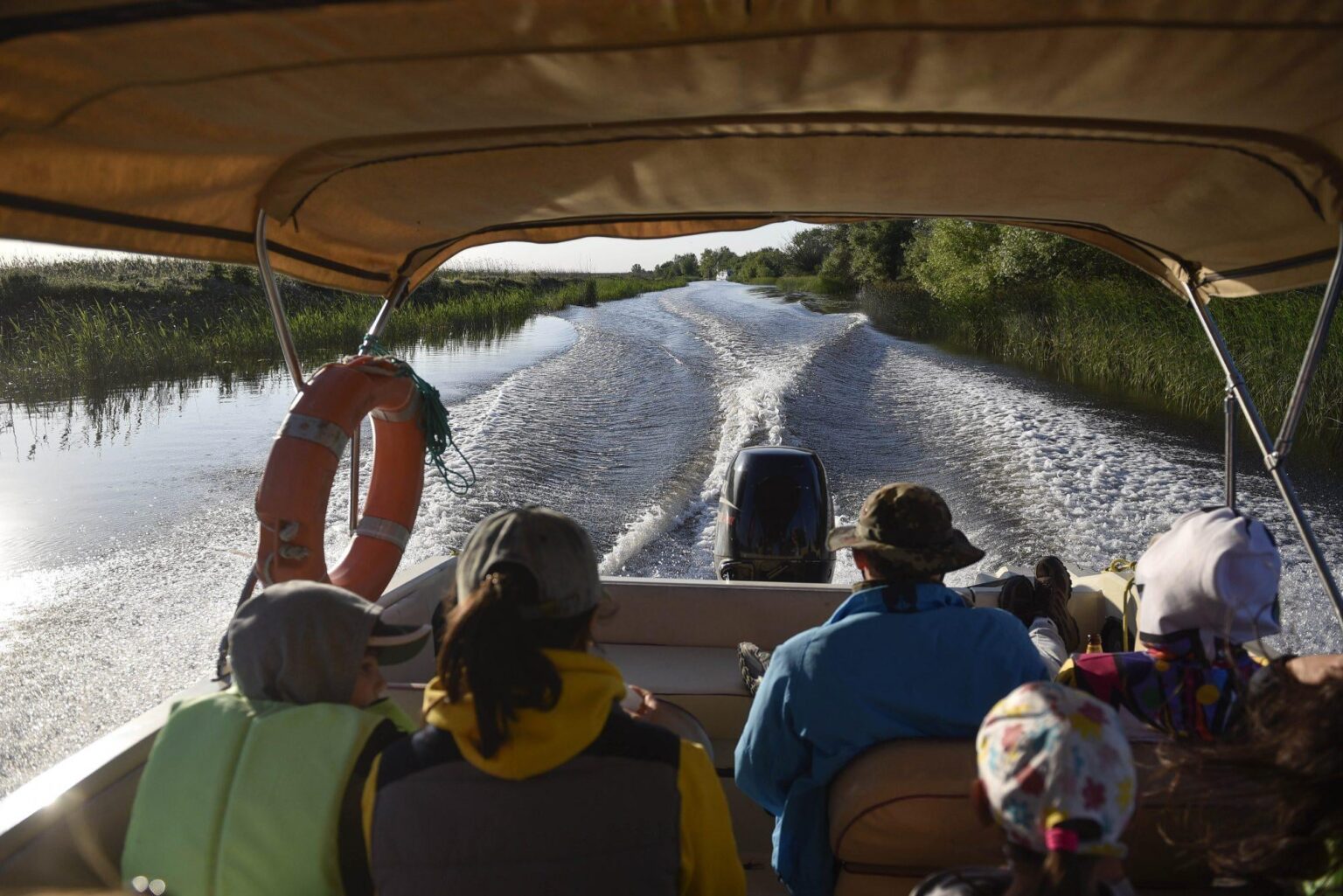 Vier Menschen starben, nachdem ein Boot voller Touristen Sulina auf der Donau nach einem Sturm aufgehoben hatte. Weitere zehn Menschen kamen im Krankenhaus an Vier Menschen starben, nachdem ein Boot voller Touristen Sulina auf der Donau nach einem Sturm aufgehoben hatte. Weitere zehn Menschen kamen im Krankenhaus an