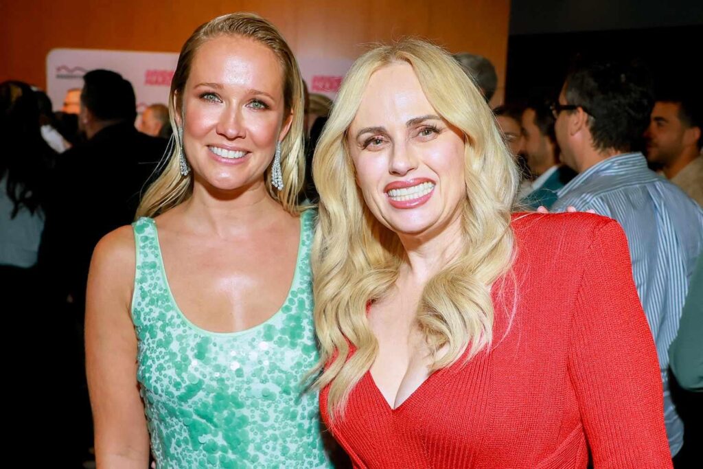 Anna Camp sagt, Pitch Perfect Costar Rebel Wilson sei "am unterstützendsten von allen", nachdem sie herausgekommen war