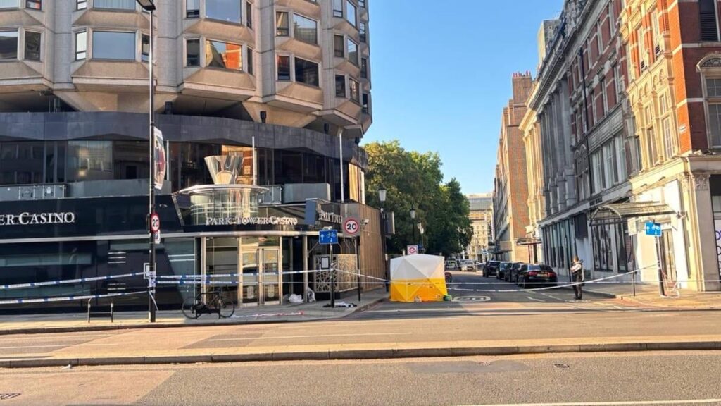 Mordsonde, die nach dem 24-jährigen, zu Tode über Rolex 'vor dem Fünf-Sterne-Hotel in Knightsbridge gestartet wurde