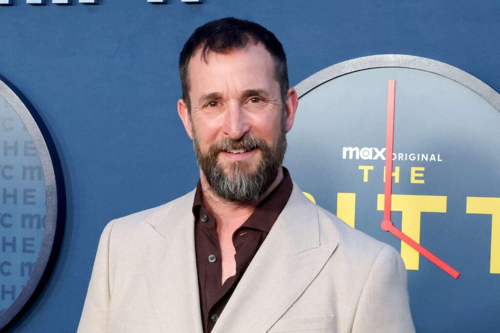 Noah Wyle wird so verlegen, als die Pitt -Besetzung und die Crew seinen Hollywood Walk of Fame -Auswahl feiern