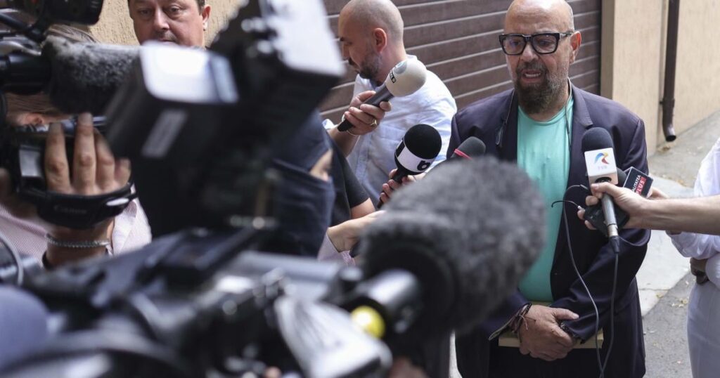 Als Piedone TiKtok das Hotel lobte, in dem er laut DNA einen angekündigten Scheck durchführte: "Geruch von frisch. Sie haben ein 200 -State -Hotel".