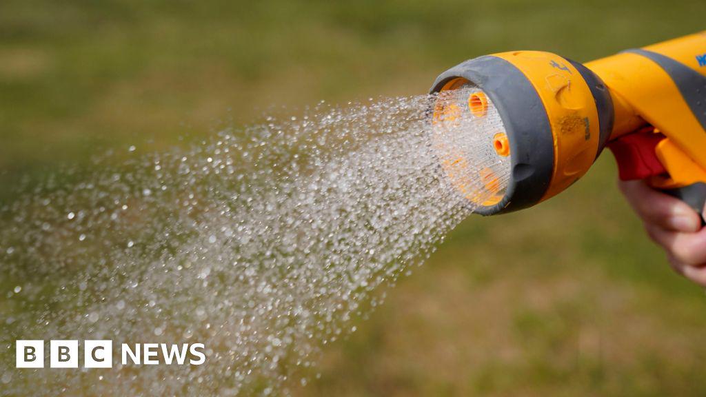 Rufen Sie nicht 999 bei Hosepipe -Nutzern an, sagt die Polizei - BBC News