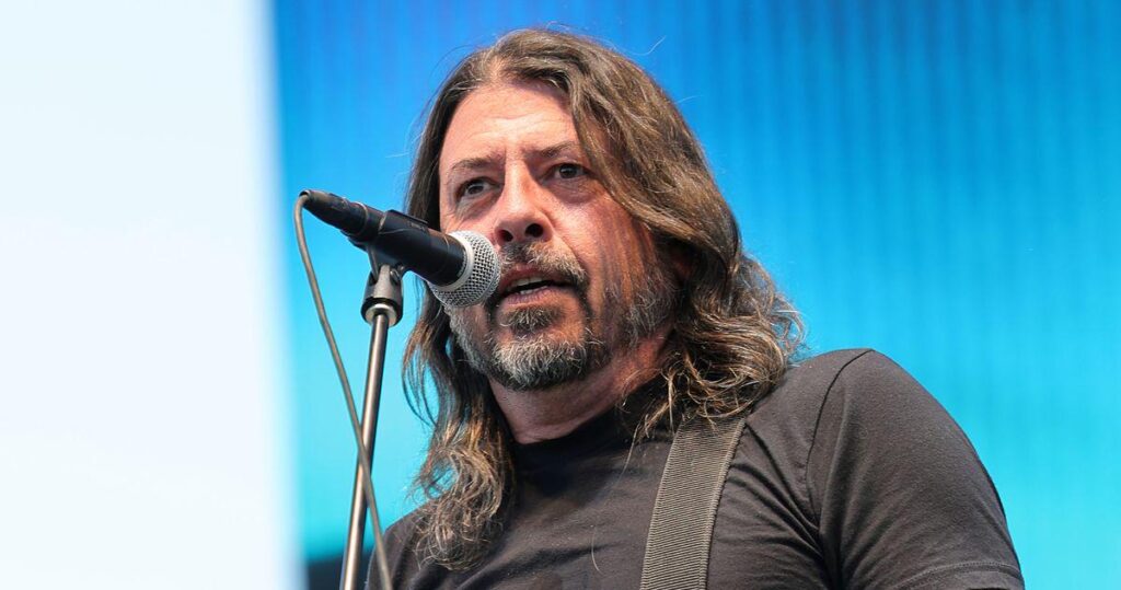 Dave Grohl setzt sich als Schlagzeuger Foo Fighters auf