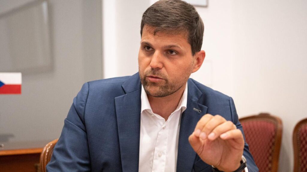 Neue Genehmigungen werden das Leben durch einhundert Kronen teurer machen, sagt Minister Hladík