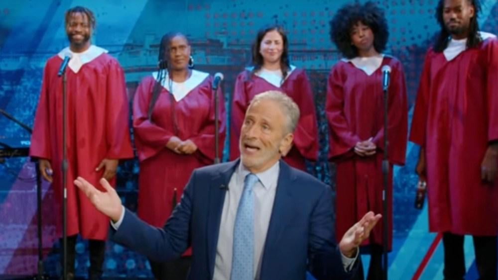 Jon Stewart slams CBS für die Absage "Late Show mit Stephen Colbert" in seltener unzensierter Folge: "Ich gebe nicht nach, ich gehe nirgendwo hin"