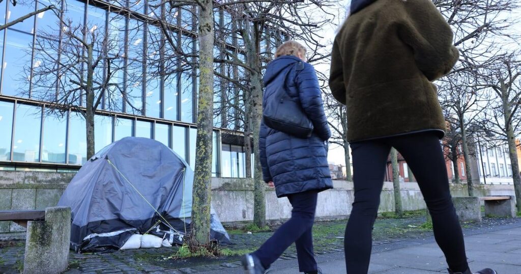 Gerichtsentscheidung würde neu angekommene Asylbewerber mehr Rechte geben als Obdachlose, behauptet Minister, behauptet Gerichtsentscheidung würde neu angekommene Asylbewerber mehr Rechte geben als Obdachlose, behauptet Minister, behauptet